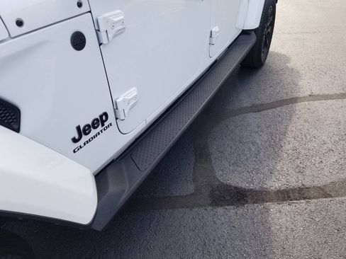Used 2021 Jeep Gladiator Overland AWD/4WD image 5
