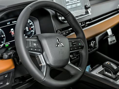 New 2025 Mitsubishi Outlander SEL image 16