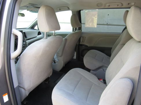Certified 2020 Toyota Sienna L FWD image 12
