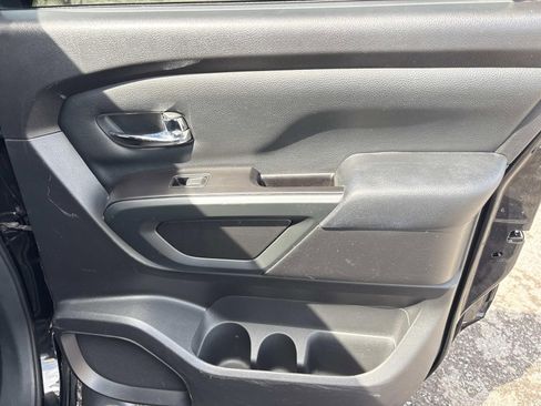 Used 2019 Nissan Titan SV w/ SV Convenience Package RWD image 18