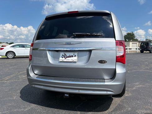 Used 2015 Chrysler Town & Country Touring-L w/ Driver Convenience Group FWD image 12