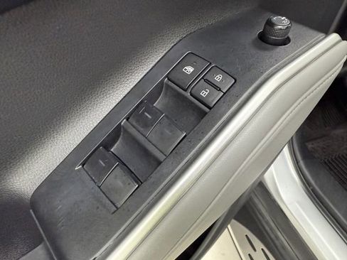 Used 2022 Toyota Highlander LE FWD image 28