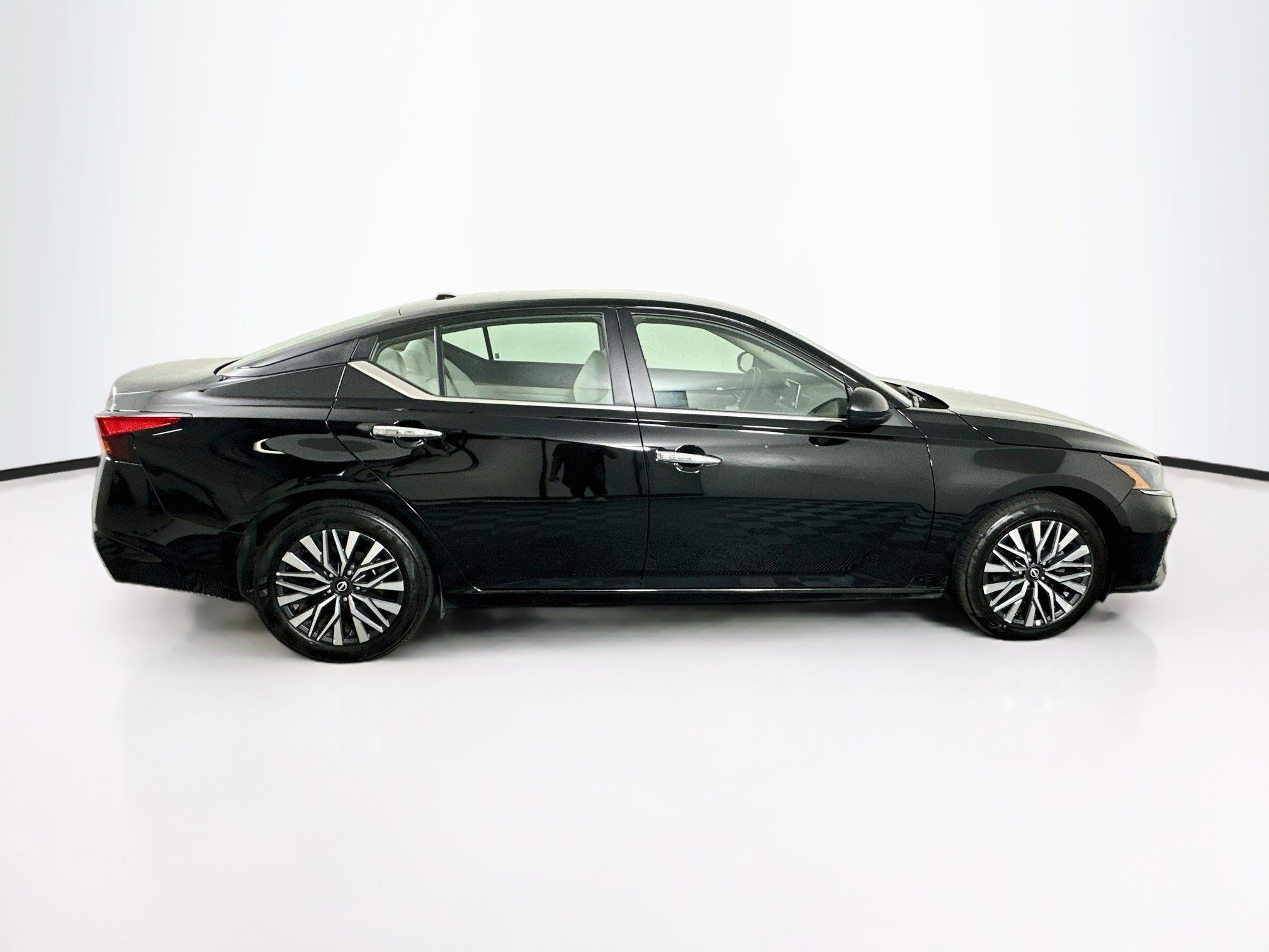 Used 2025 Nissan Altima 2.5 SV FWD image 10
