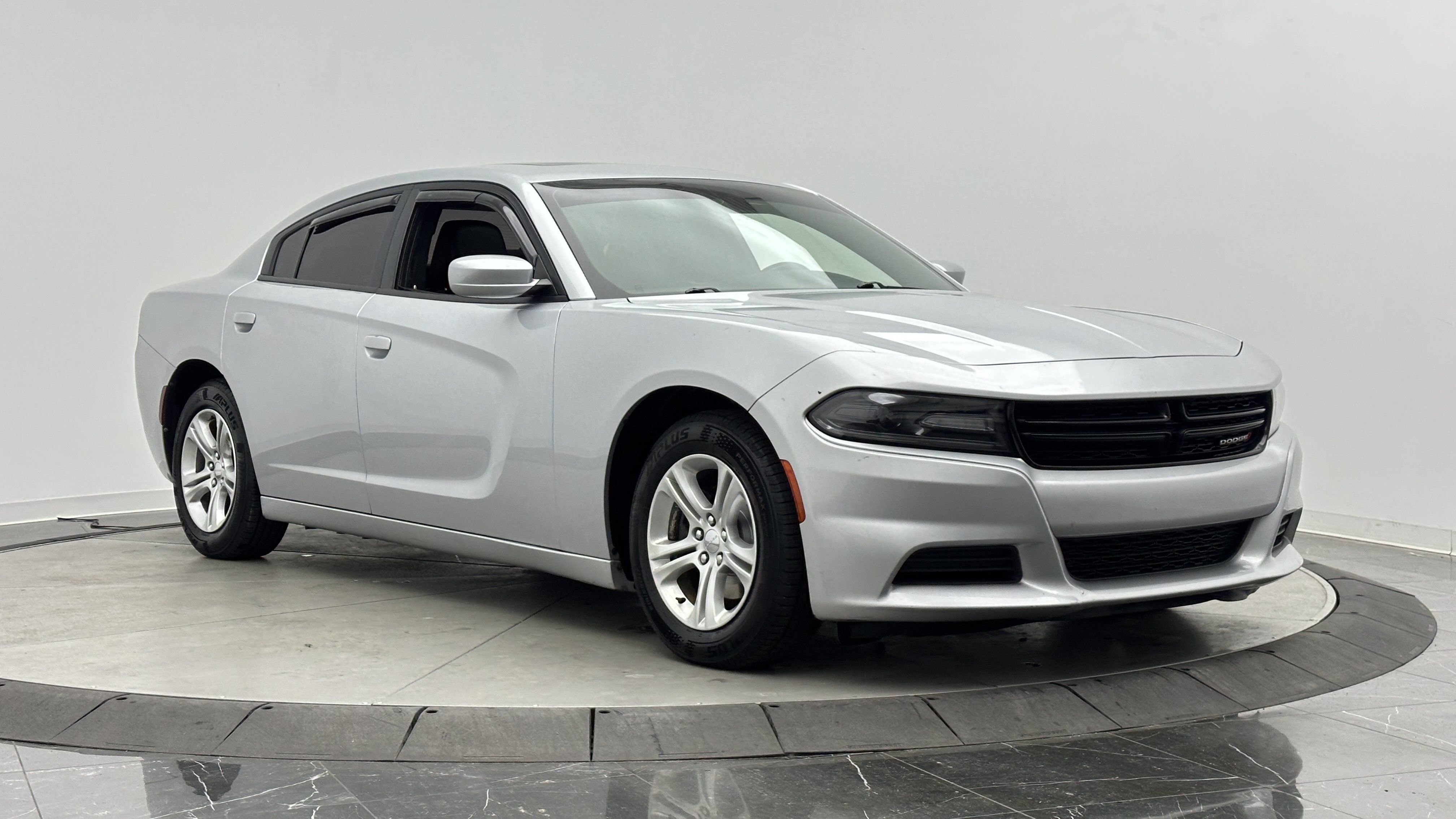 Used 2020 Dodge Charger SXT w/ Leather Interior Group RWD image 3