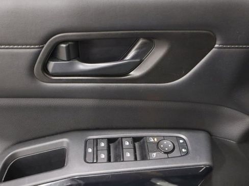 Used 2024 Nissan Pathfinder SV image 18