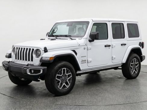 Used 2025 Jeep Wrangler Sahara image 3
