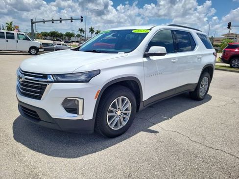 Used 2023 Chevrolet Traverse LT FWD image 2