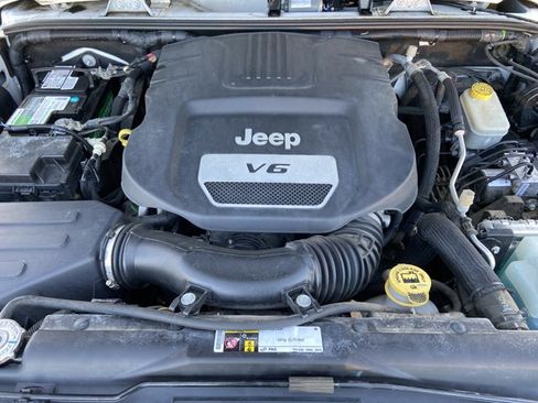 Used 2016 Jeep Wrangler Unlimited Sahara w/ Connectivity Group image 26