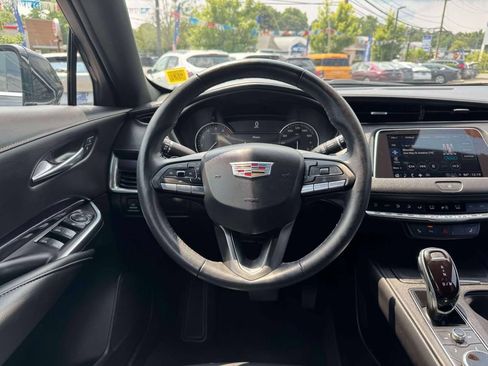 Used 2022 Cadillac XT4 Luxury w/ Cold Weather Package AWD/4WD image 23
