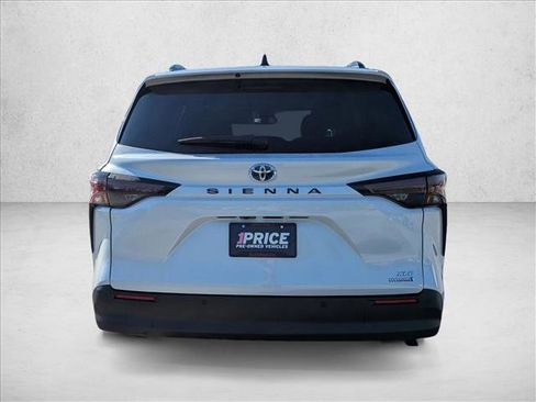 Used 2024 Toyota Sienna XLE FWD image 6