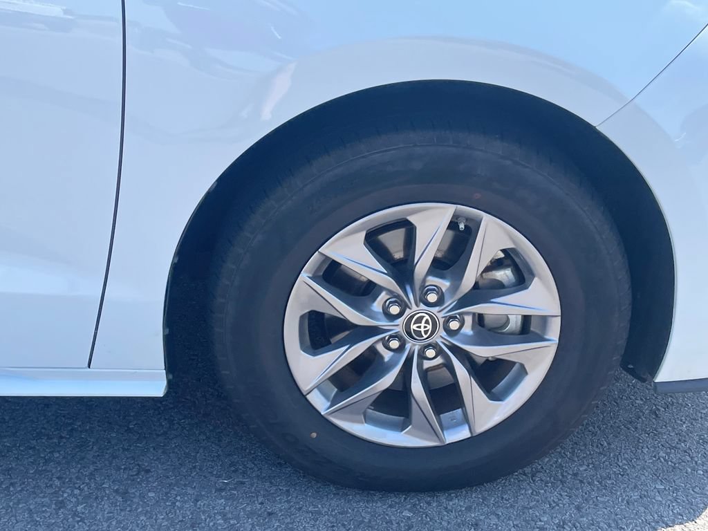 Used 2025 Toyota Sienna LE FWD image 31