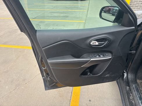 Used 2019 Jeep Cherokee Limited w/ Trailer Tow Group AWD/4WD image 8