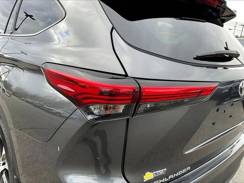 Used 2021 Toyota Highlander XLE AWD/4WD image 32
