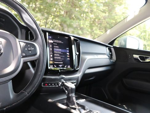 Used 2020 Volvo XC60 T6 Momentum w/ Protection Package image 10