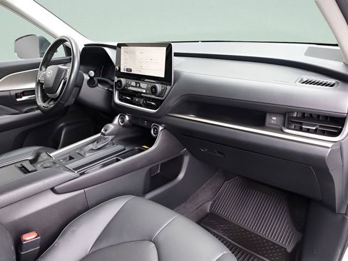 Certified 2024 Toyota Grand Highlander XLE image 30