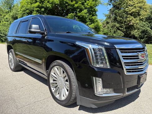 Used 2018 Cadillac Escalade Platinum AWD/4WD image 3