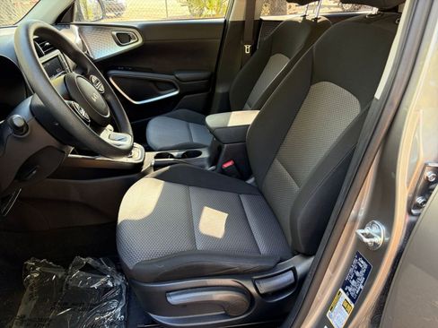 Used 2025 Kia Soul LX w/ LX Technology Package image 22