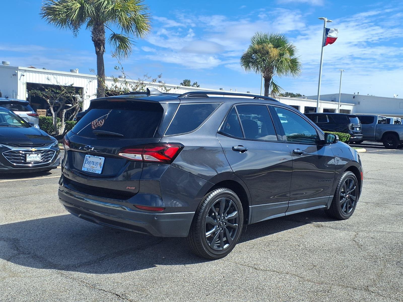 Used 2022 Chevrolet Equinox RS w/ RS Leather Package FWD image 2