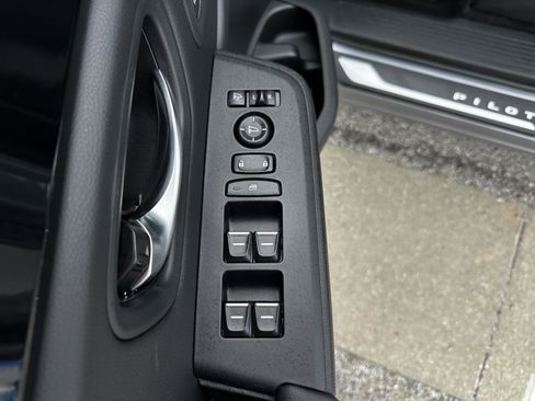 Certified 2025 Honda Pilot TrailSport image 9