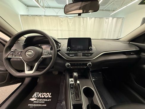 Used 2022 Nissan Altima 2.5 SV FWD image 17