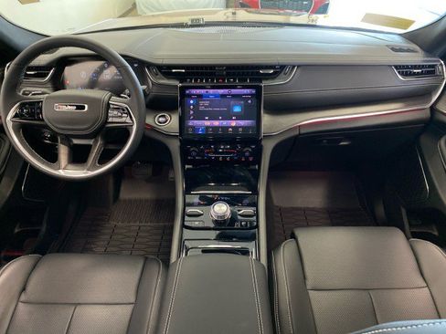 Used 2025 Jeep Grand Cherokee Overland w/ Luxury Tech Group IV AWD/4WD image 11