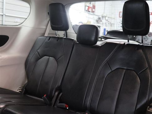 Used 2022 Chrysler Pacifica Touring-L FWD image 18