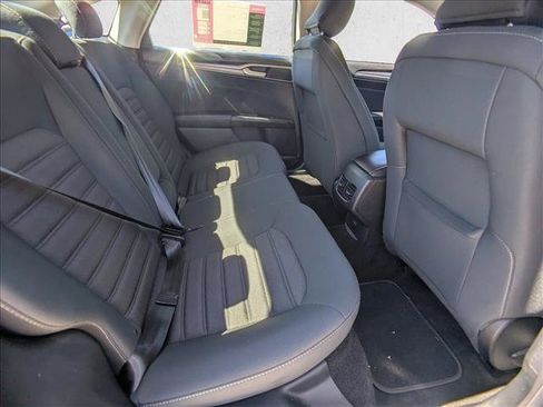 Used 2018 Ford Fusion SE w/ Fusion SE Technology Package FWD image 19
