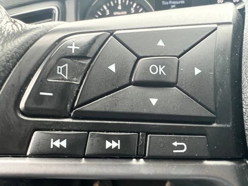 Used 2017 Nissan Rogue SV w/ SV Premium Package image 21