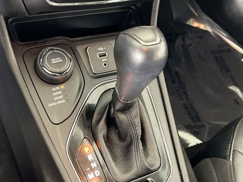 Used 2022 Jeep Cherokee Limited image 16