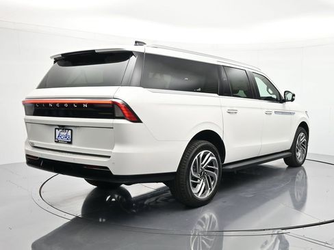 New 2026 Lincoln Navigator L Premier AWD/4WD image 5
