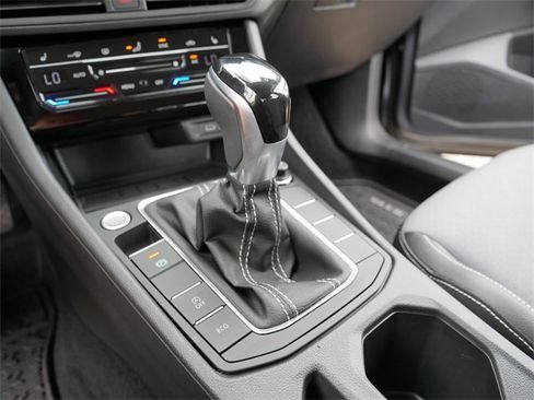 Certified 2025 Volkswagen Jetta SE image 32