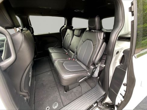 New 2026 Chrysler Pacifica Select FWD image 17