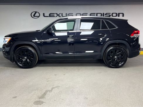 Used 2025 Volkswagen Atlas Cross Sport SE w/ Black Wheel Package image 4