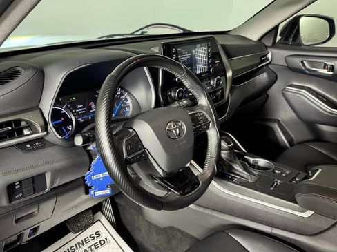 Used 2021 Toyota Highlander XLE FWD image 13