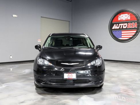 Used 2023 Chrysler Voyager LX FWD image 2
