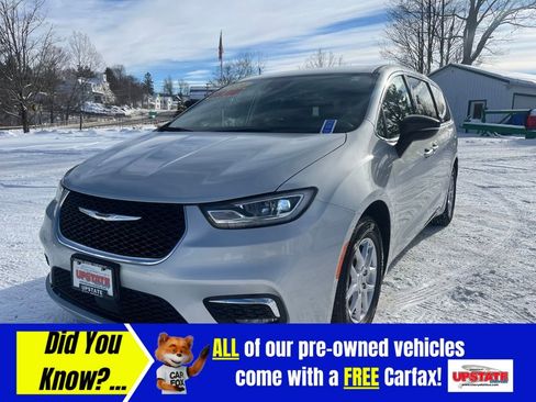 Used 2024 Chrysler Pacifica Touring-L image 2