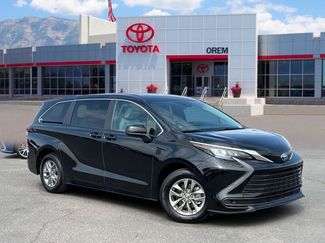 Used 2025 Toyota Sienna LE FWD video 1