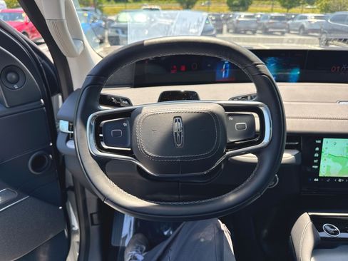 Used 2025 Lincoln Navigator Reserve AWD/4WD image 18
