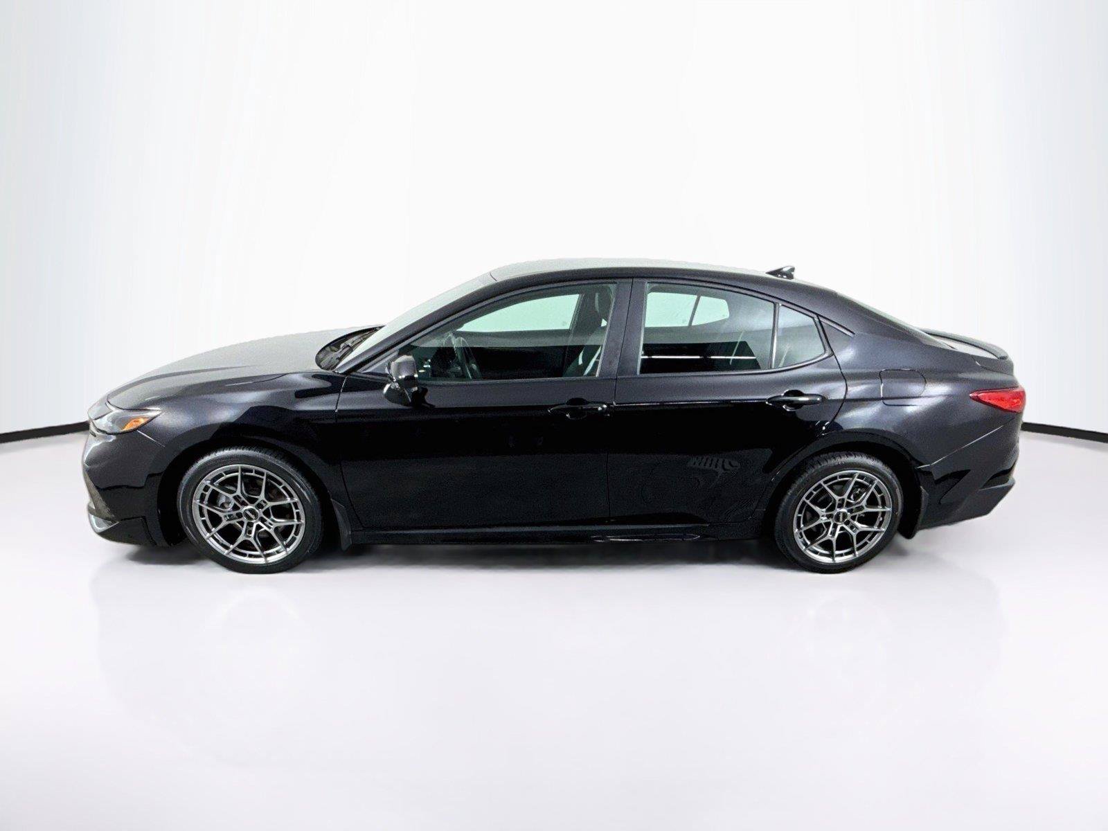 Used 2026 Toyota Camry SE FWD image 2