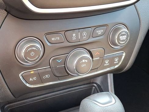 Used 2020 Jeep Cherokee Latitude AWD/4WD image 11