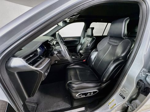 Used 2023 Jeep Grand Cherokee Overland w/ Adv Protech Group III AWD/4WD image 12