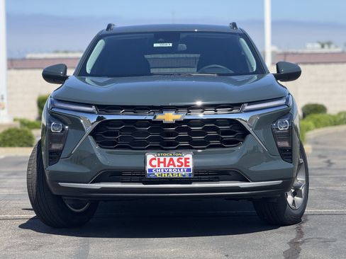 New 2026 Chevrolet Trax LT w/ LT Convenience Package FWD image 2
