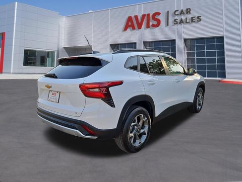 Used 2025 Chevrolet Trax LT w/ LT Convenience Package FWD image 6
