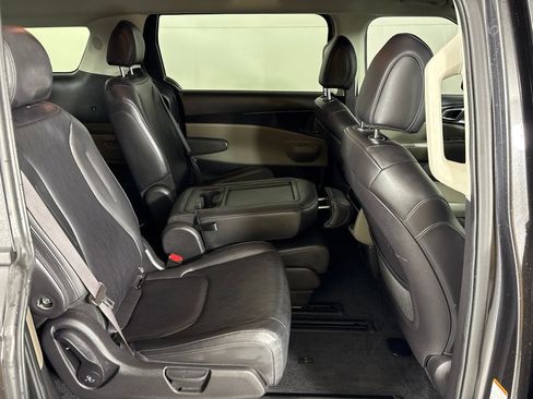 Used 2025 Kia Carnival FWD image 21