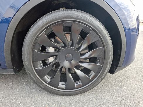 Used 2022 Tesla Model Y Long Range image 8