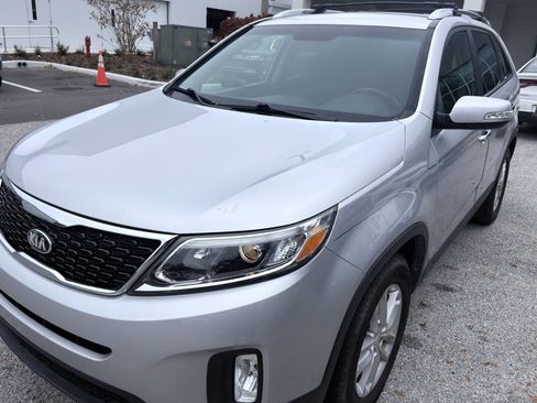 Used 2014 Kia Sorento LX image 2