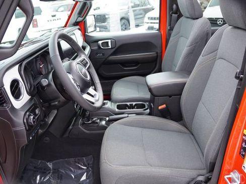 Certified 2025 Jeep Wrangler Unlimited Sahara w/ Safety Group image 17