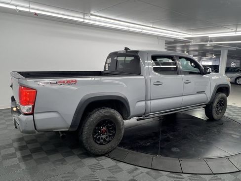 Used 2018 Toyota Tacoma TRD Off-Road image 3