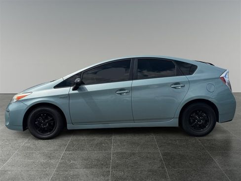 Used 2015 Toyota Prius Two FWD image 2