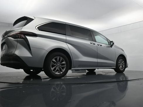 Used 2024 Toyota Sienna LE FWD image 23